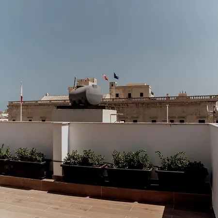 King Charles Boutique La Valette