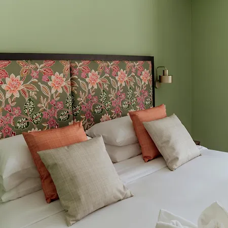 King Charles Boutique Otel