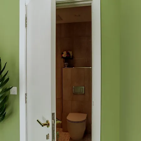 King Charles Boutique ואלטה