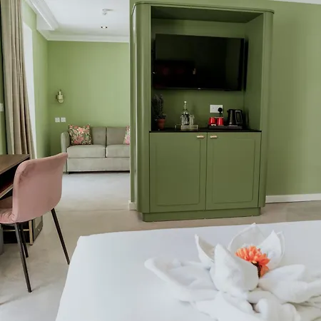 King Charles Boutique Отель
