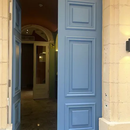 King Charles Hotel *
