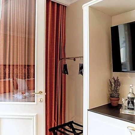 King Charles Boutique * Валетта
